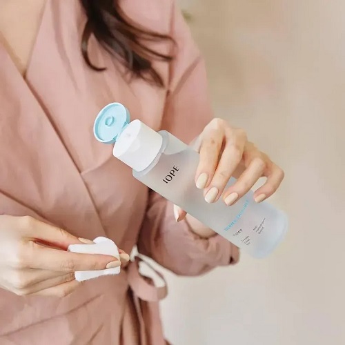 nuoc hoa hong tri mun Iope Derma Trouble Toner
